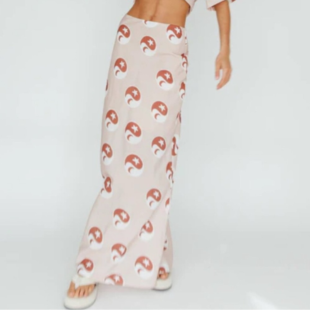 Selfie Leslie Ying Yang Maxi • US M / AUS 10
• festival